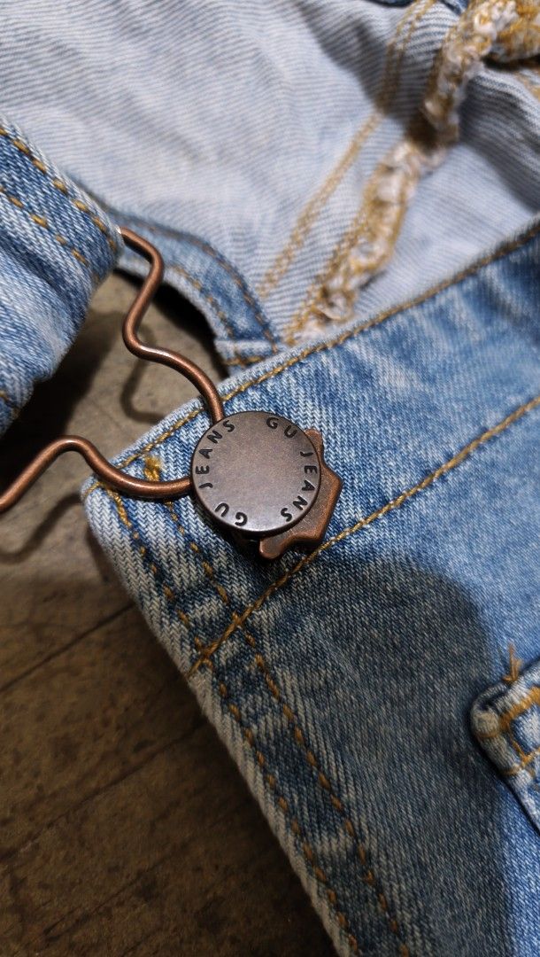 GU Jeans Light Blue Denim Overalls Size S (Category: Jumpsuits) located in La Paz. Submitted by carou89146 (Listing ID 1469583486, Image 3). Description: - Brand: GU - Style: Denim overalls / Dungarees - Color/Wash: Light blue wash - Size: S (tag) - Material: 98% cotton, 2% polyurethane (slight stretch for comfort) - Features: Adjustable shoulder straps with metal hardware, front chest pocket, side pockets, side button closure - Fit: Straight, wi