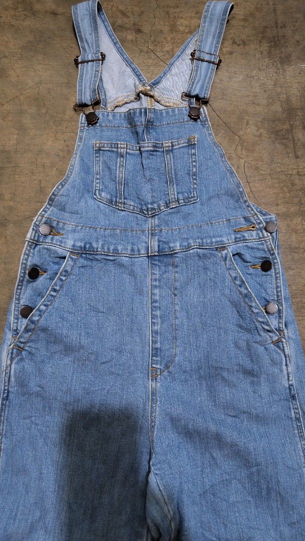GU Jeans Light Blue Denim Overalls Size S (Category: Jumpsuits) located in La Paz. Submitted by carou89146 (Listing ID 1469583486, Image 2). Description: - Brand: GU - Style: Denim overalls / Dungarees - Color/Wash: Light blue wash - Size: S (tag) - Material: 98% cotton, 2% polyurethane (slight stretch for comfort) - Features: Adjustable shoulder straps with metal hardware, front chest pocket, side pockets, side button closure - Fit: Straight, wi