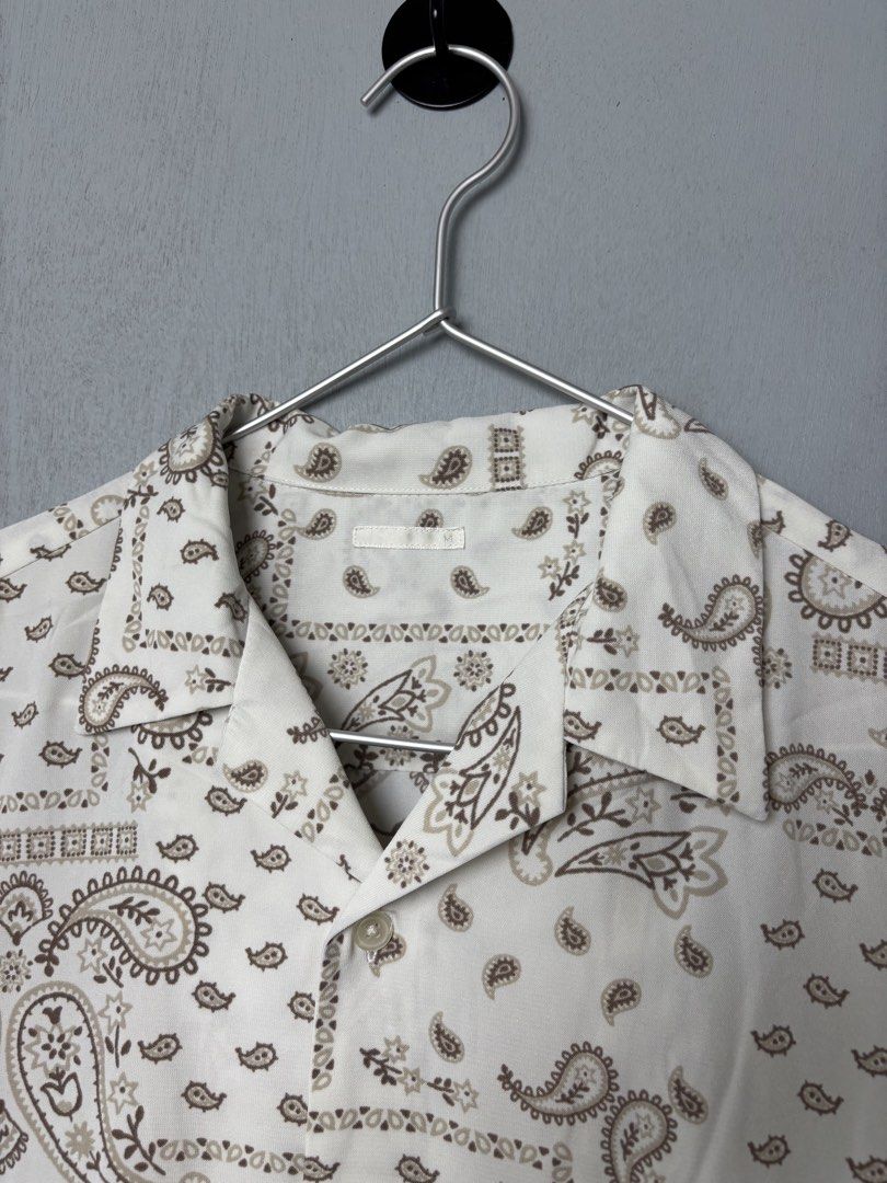 GU Open Collar Paisley Buttondown Polo (Category: Tshirts & Polo Shirts ) located in Mandaluyong City. Submitted by fellas_ph (Listing ID 1469685586, Image 3). Description: Excellent condition No issues Size S 21.5" Width 27.5" Length.