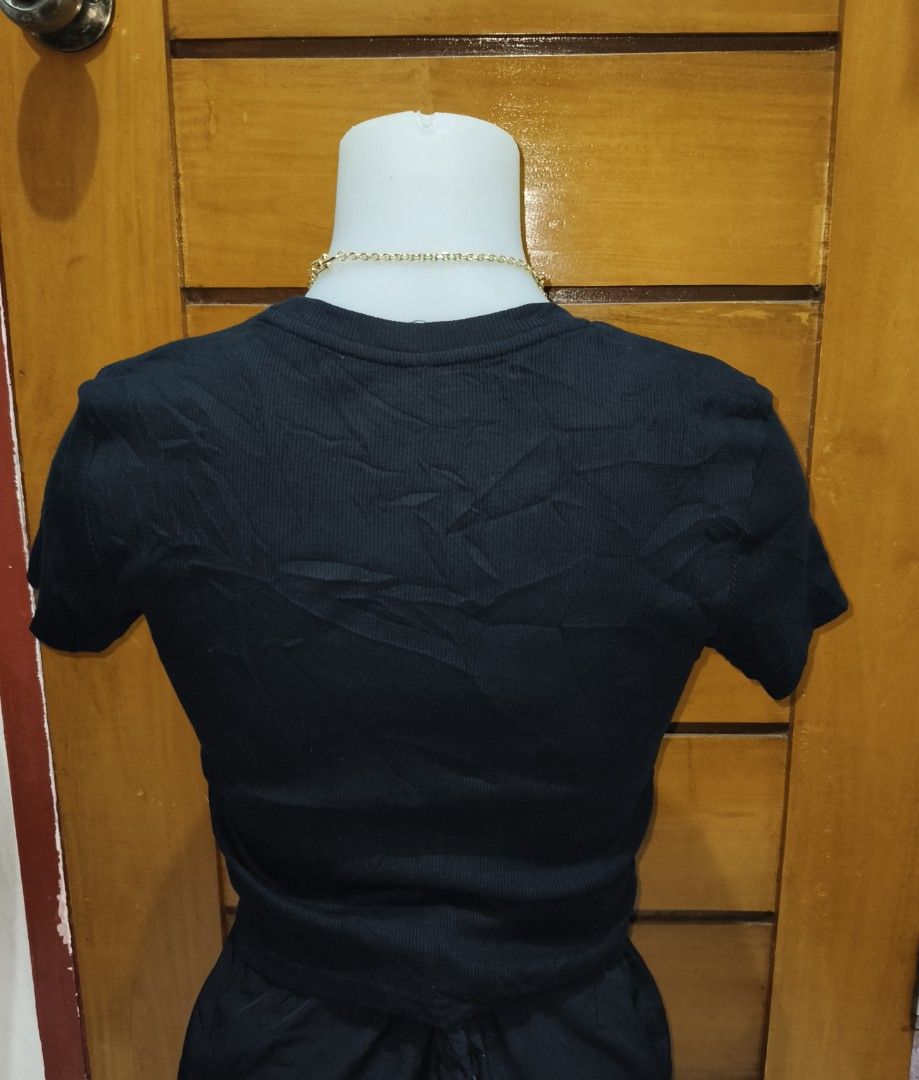 GU ribbed cropped top (Category: Shirts) located in Midsayap. Submitted by leighdeelovelylocks (Listing ID 1469699368, Image 3). Description: handpicked and carefully thrifted.