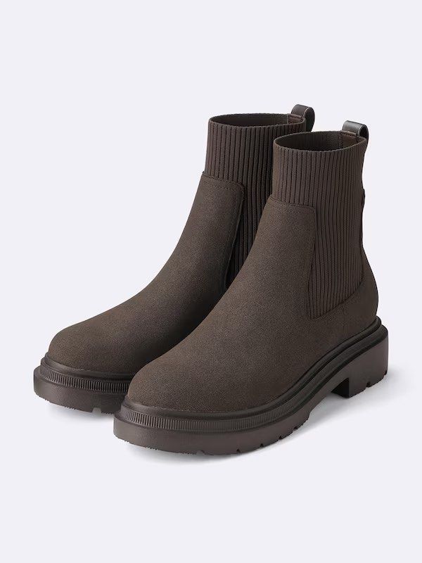 GU Ribbed Knitted Sock Boots (Category: Boots) located in Paranaque City. Submitted by cartbyclark (Listing ID 1469702357, Image 1). Description: GU women boots. Fitted only. Gagamitin sana pang-photoshoot kaso nag-change of style si partner. Bought in Japan this October 2026 lang. Size S (24cm - 25cm) If kasama yung loafers, I can give discount. .