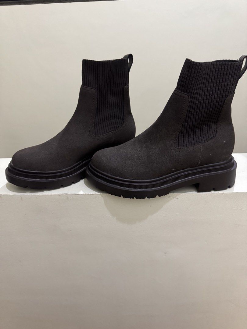 GU Ribbed Knitted Sock Boots (Category: Boots) located in Paranaque City. Submitted by cartbyclark (Listing ID 1469702357, Image 3). Description: GU women boots. Fitted only. Gagamitin sana pang-photoshoot kaso nag-change of style si partner. Bought in Japan this October 2026 lang. Size S (24cm - 25cm) If kasama yung loafers, I can give discount. .