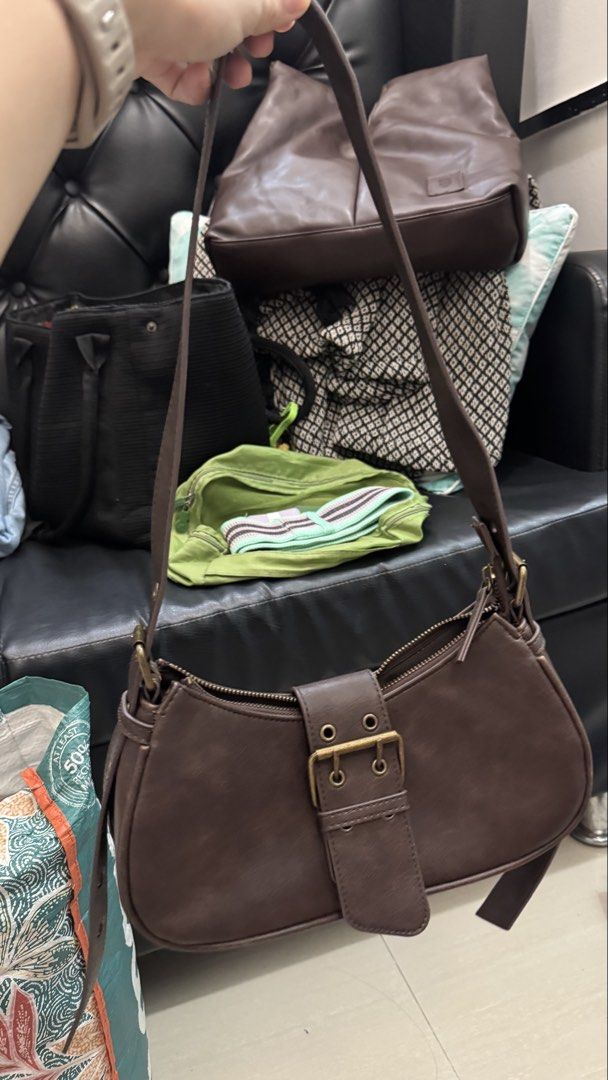 GU Shoulder Bag (Category: Shoulder Bags) located in Quezon City. Submitted by geminibaby1994 (Listing ID 1469654081, Image 2). Description: Super nice used once sa Japan trip Loc: Batasan QC.