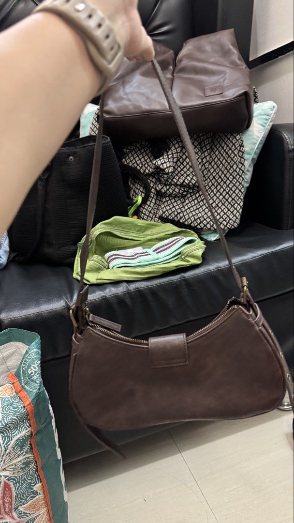 GU Shoulder Bag (Category: Shoulder Bags) located in Quezon City. Submitted by geminibaby1994 (Listing ID 1469654081, Image 3). Description: Super nice used once sa Japan trip Loc: Batasan QC.