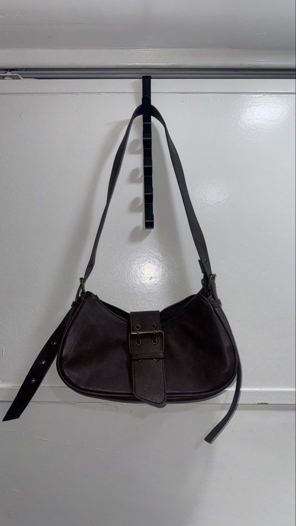 GU Shoulder Bag (Category: Shoulder Bags) located in Quezon City. Submitted by geminibaby1994 (Listing ID 1469654081, Image 1). Description: Super nice used once sa Japan trip Loc: Batasan QC.