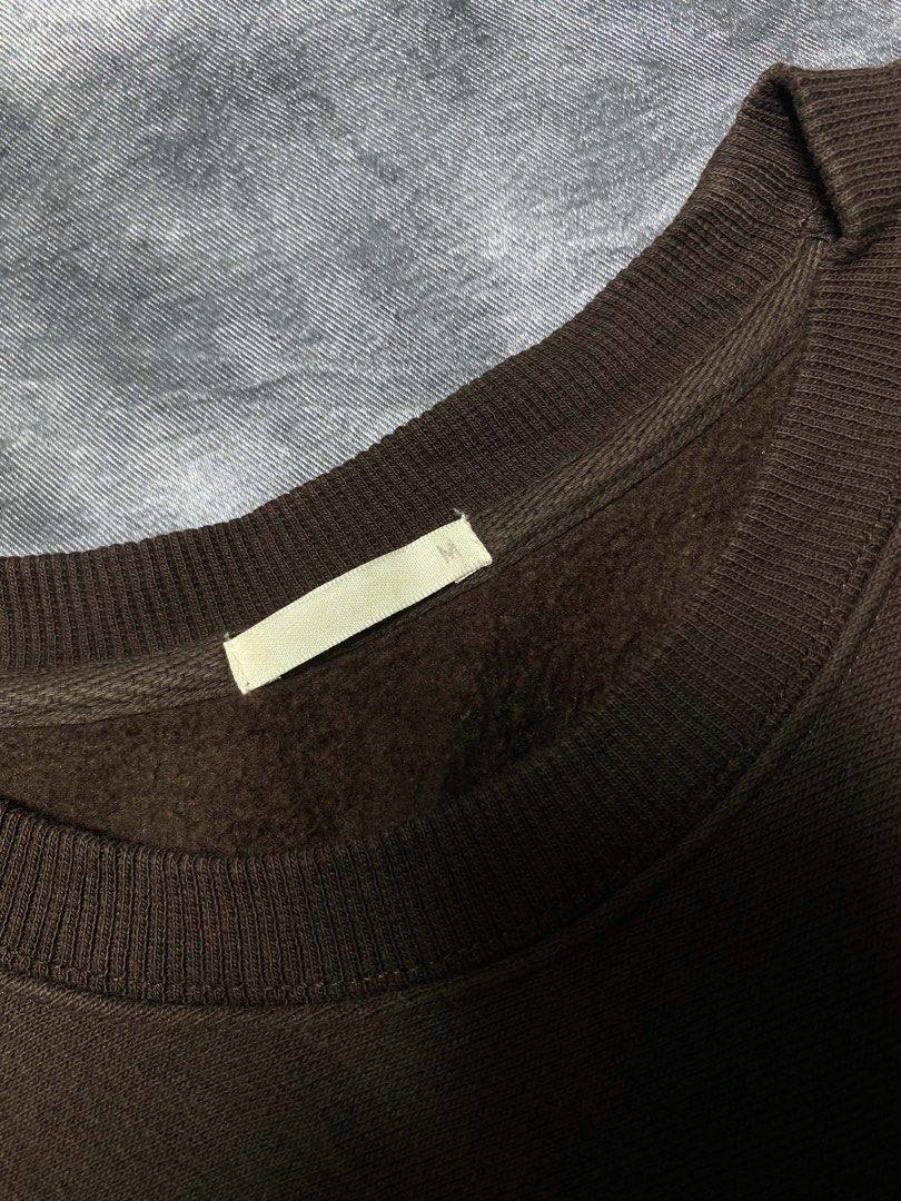 GU University College Graphic Brown Sweatshirt Medium (Category: Coats, Jackets and Outerwear) located in Cavite. Submitted by bellewii (Listing ID 1469680883, Image 2). Description: - Brand: GU - Color: Brown - Size: Medium (tag on collar) - Design: 'UNIVERSITY' text and crest graphic on the front - Material: Cotton and polyester blend with a soft fleece interior - Details: Ribbed cuffs and hem - Condition: Clean, excellent, and ready to wear.