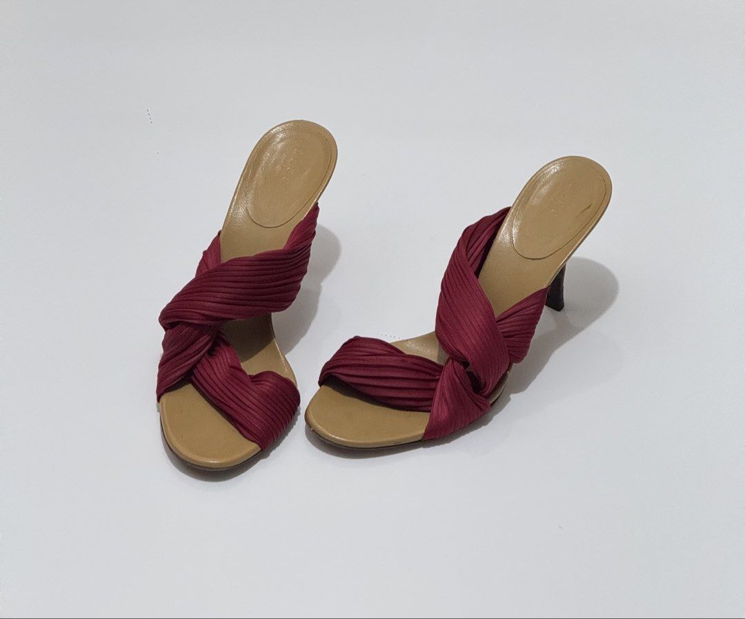 Gucci (Category: Heels) located in Quezon City. Submitted by byuklph (Listing ID 1469725116, Image 3). Description: Authentic 💯size38c Excellent condition no inclusion .