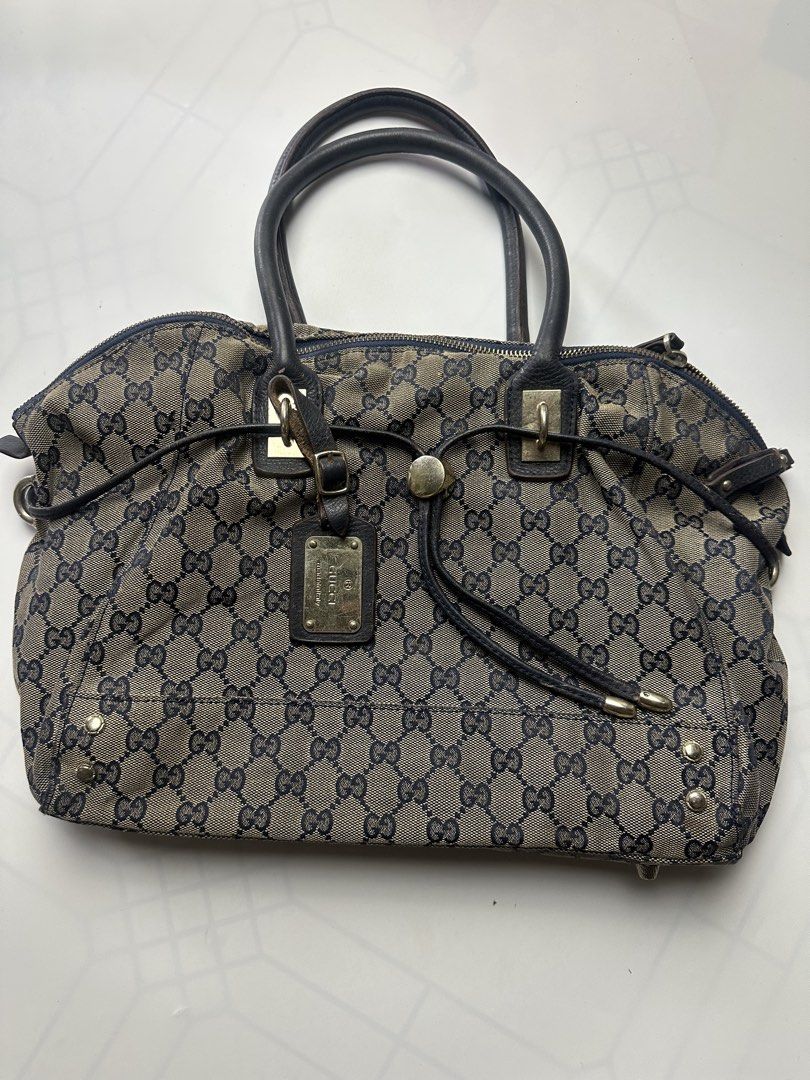 Gucci canvas (Category: Luxury Bags & Wallets) located in Orani. Submitted by ajgav69 (Listing ID 1469582845, Image 1). Description: Gg canvas big size No rubs No rubs Slightly uses Gucci under zip.