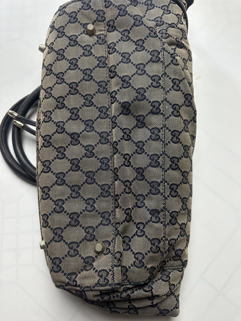 Gucci canvas (Category: Luxury Bags & Wallets) located in Orani. Submitted by ajgav69 (Listing ID 1469582845, Image 3). Description: Gg canvas big size No rubs No rubs Slightly uses Gucci under zip.