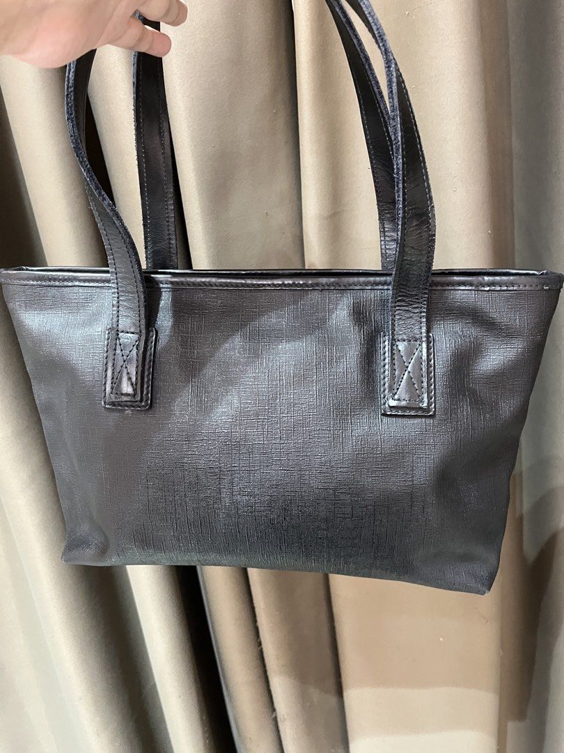 gucci small tote authentic (Category: Luxury Bags & Wallets) located in Manila. Submitted by luxuryitems_bybosst (Listing ID 1469727744, Image 3). Description: authentic gucci tote slightly used .