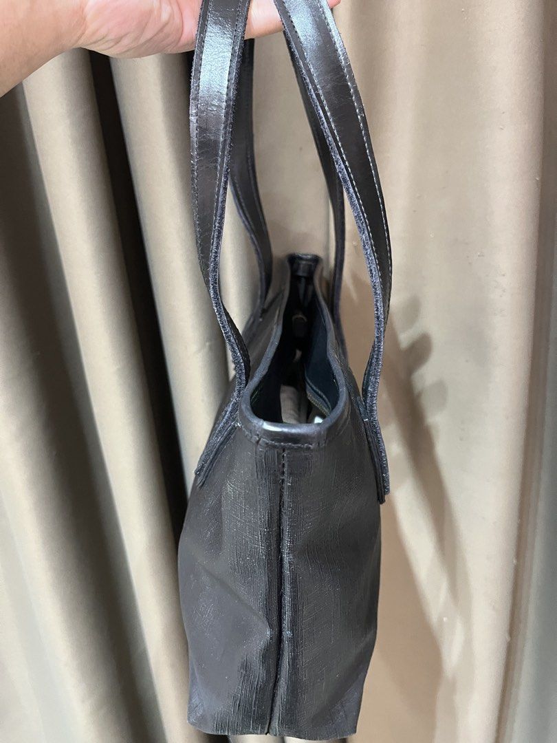 gucci small tote authentic (Category: Luxury Bags & Wallets) located in Manila. Submitted by luxuryitems_bybosst (Listing ID 1469727744, Image 2). Description: authentic gucci tote slightly used .