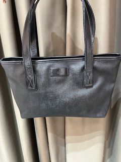 (Category: ) located in . Submitted by luxuryitems_bybosst (Listing ID 1469727744, Image 1). Description: .