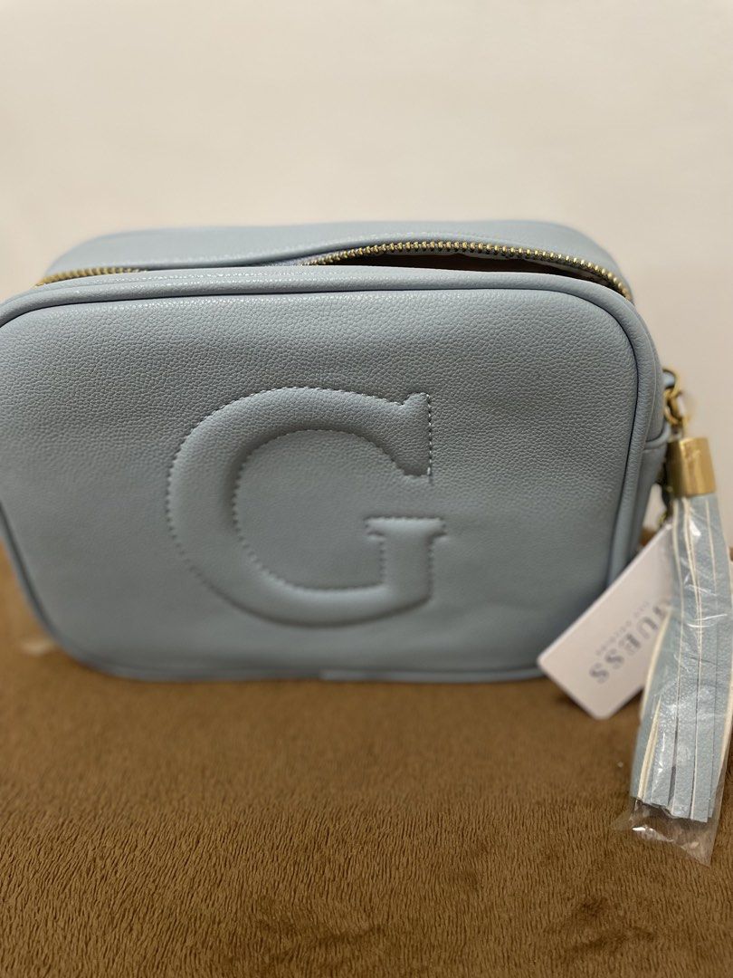 Guess Bag original (Category: Shoulder Bags) located in Silang. Submitted by annasales14 (Listing ID 1469621637, Image 3). Description: Brand new Guess bag. May minimal scratch sa baba kaya benta nalang. Sobrang mahal pa ng bili dito for sale ko nalang.