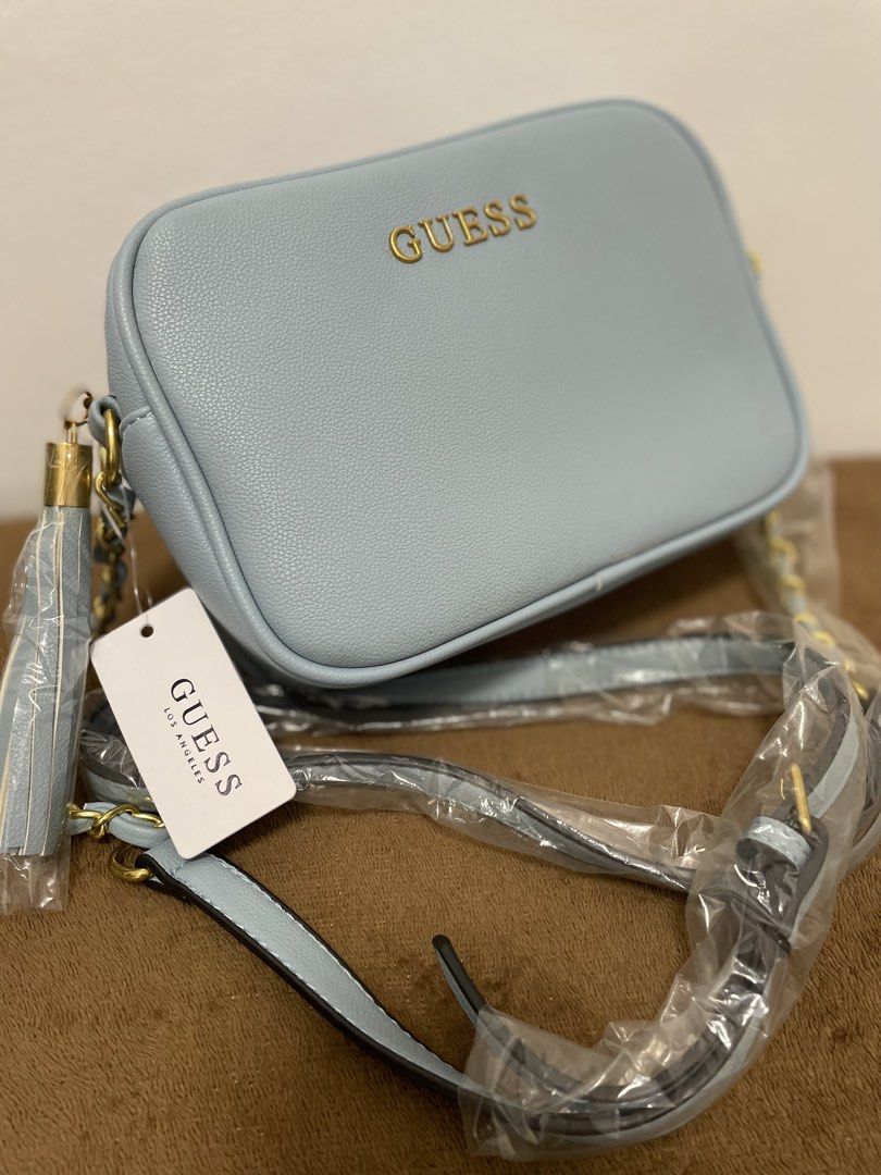 Guess Bag original (Category: Shoulder Bags) located in Silang. Submitted by annasales14 (Listing ID 1469621637, Image 2). Description: Brand new Guess bag. May minimal scratch sa baba kaya benta nalang. Sobrang mahal pa ng bili dito for sale ko nalang.