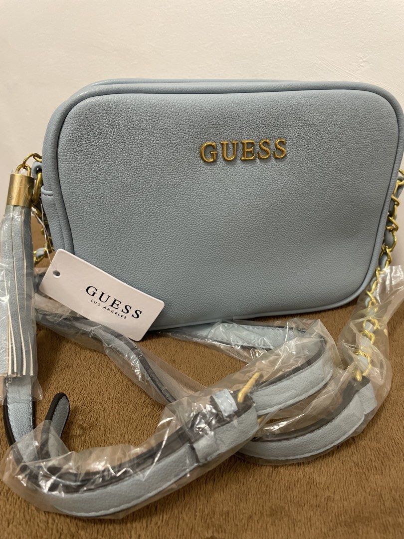 Guess Bag original (Category: Shoulder Bags) located in Silang. Submitted by annasales14 (Listing ID 1469621637, Image 1). Description: Brand new Guess bag. May minimal scratch sa baba kaya benta nalang. Sobrang mahal pa ng bili dito for sale ko nalang.