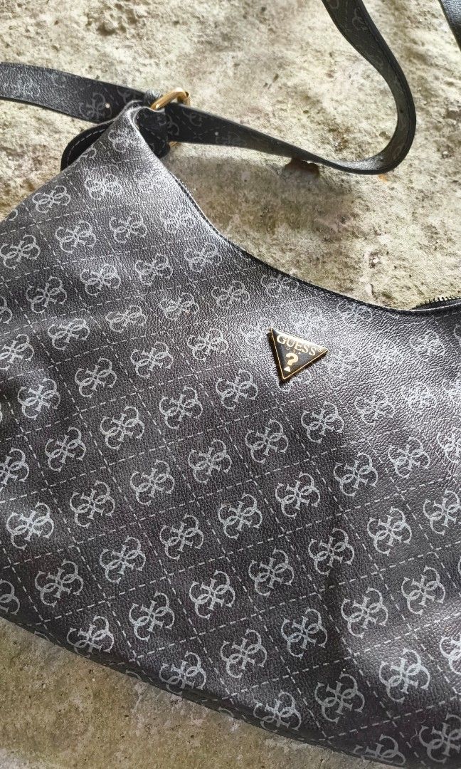guess crossbody bag (Category: Cross-body Bags) located in Cavite. Submitted by swiftfish_2c26c0 (Listing ID 1469614431, Image 2). Description: .