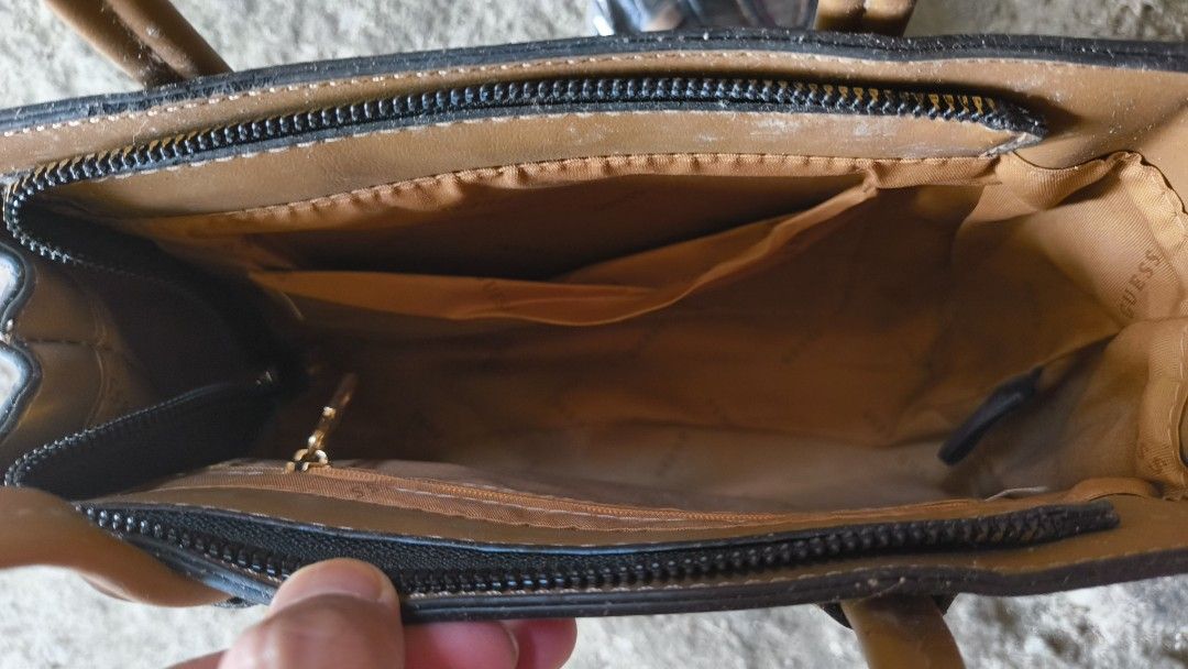 guess hand bag crossbody bag (Category: Cross-body Bags) located in Cavite. Submitted by swiftfish_2c26c0 (Listing ID 1469615011, Image 3). Description: .