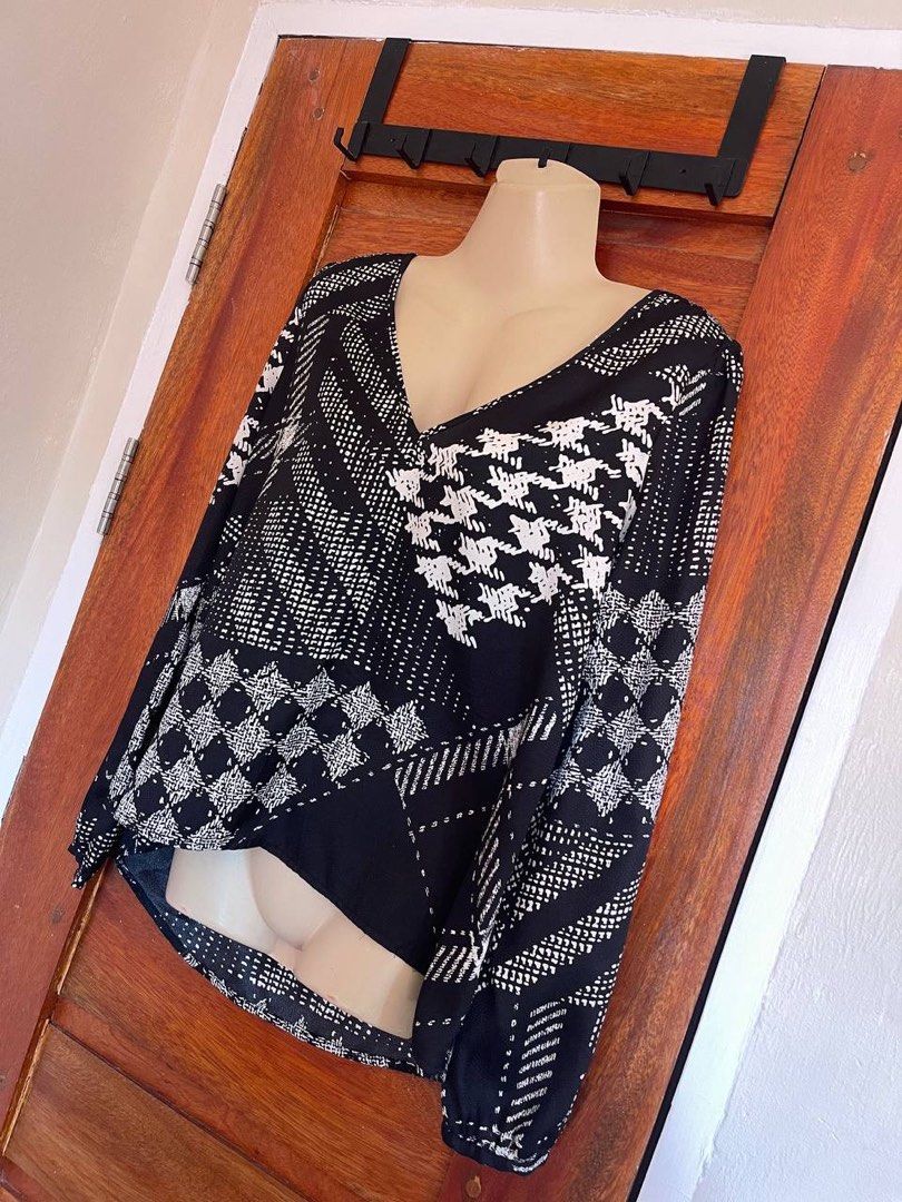 Guess High Low Hem Longsleeve Top (Category: Longsleeves) located in Baler. Submitted by definitelynotmics (Listing ID 1469604378, Image 3). Description: FOR SALE GUESS GEOMETRIC PRINT HIGH LOW HEM LONGSLEEVE TOP BRAND NEW CONDITION COLOR RATE 10/10 SUPER NICE IN ACTUAL SIZE SMALL ON TAG WIDTH 19 INCHES | LENGTH 22.5 INCHES FRONT AND 26 INCHES BACK CAN FIT SIZE EXTRA SMALL TO SMALL BODY FRAME POLYESTER FABRIC HANGING BLOUSE KINDLY CHECK THE PHOTO