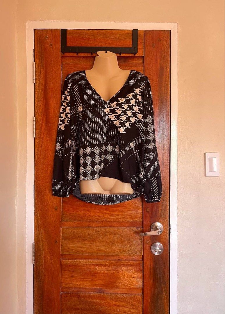 Guess High Low Hem Longsleeve Top (Category: Longsleeves) located in Baler. Submitted by definitelynotmics (Listing ID 1469604378, Image 1). Description: FOR SALE GUESS GEOMETRIC PRINT HIGH LOW HEM LONGSLEEVE TOP BRAND NEW CONDITION COLOR RATE 10/10 SUPER NICE IN ACTUAL SIZE SMALL ON TAG WIDTH 19 INCHES | LENGTH 22.5 INCHES FRONT AND 26 INCHES BACK CAN FIT SIZE EXTRA SMALL TO SMALL BODY FRAME POLYESTER FABRIC HANGING BLOUSE KINDLY CHECK THE PHOTO