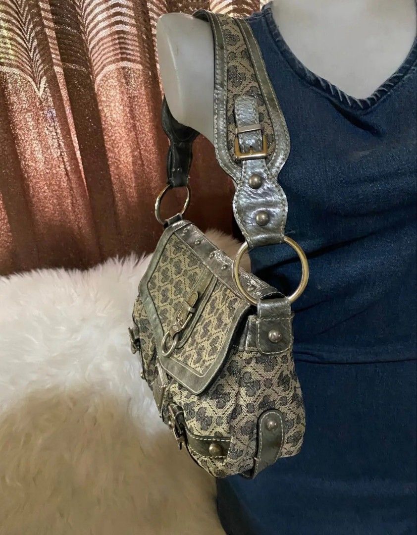 GUESS shoulder bag (Category: Luxury Bags & Wallets) located in Baguio. Submitted by vryss.bxtique (Listing ID 1469614689, Image 3). Description: .
