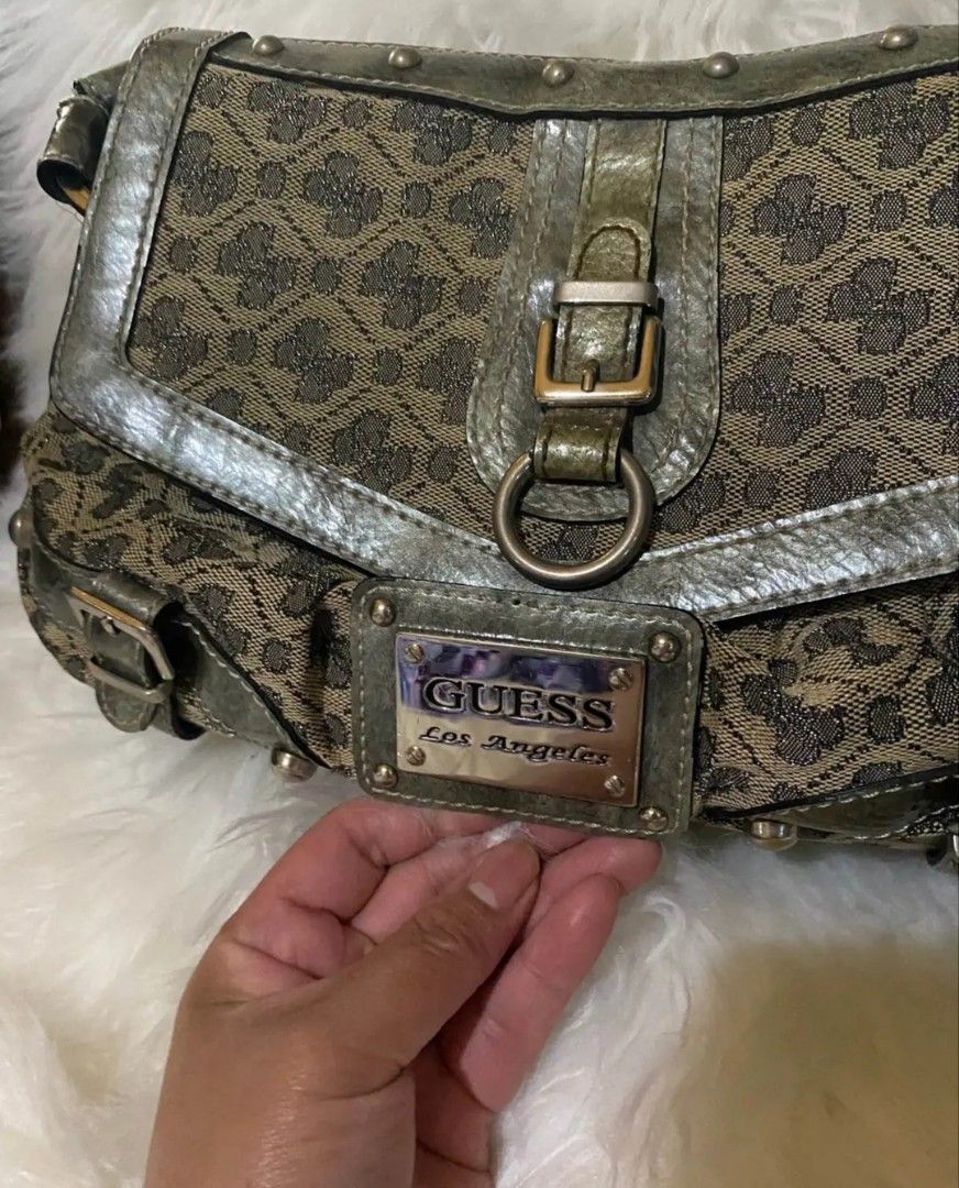GUESS shoulder bag (Category: Luxury Bags & Wallets) located in Baguio. Submitted by vryss.bxtique (Listing ID 1469614689, Image 2). Description: .