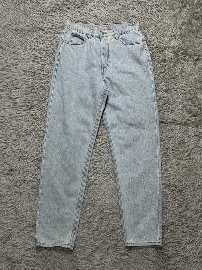 Guess Vintage Mom Jeans (Category: Jeans) located in Dipolog. Submitted by krstnagnis98 (Listing ID 1469598081, Image 2). Description: Guess Vintage Mom Jeans Steal price Like new High waist 32 on tag fits 30-32 .