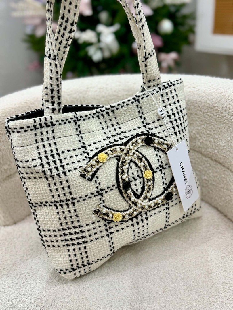 GWP ITEMS (Category: Shoulder Bags) located in Orani. Submitted by lovely.items1983 (Listing ID 1469581640, Image 2). Description: .