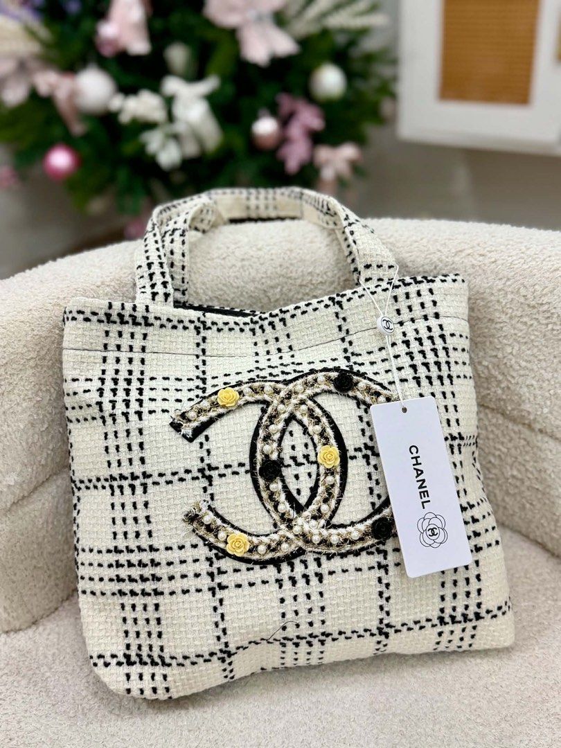 GWP ITEMS (Category: Shoulder Bags) located in Orani. Submitted by lovely.items1983 (Listing ID 1469581640, Image 1). Description: .