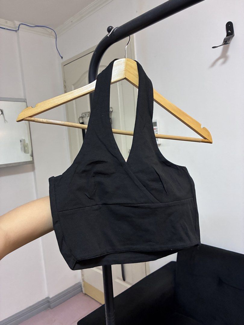 Halter crop top XS (Category: Sleeveless) located in Manila. Submitted by jdjdnxei (Listing ID 1469588611, Image 1). Description: bnew pa never worn XS.