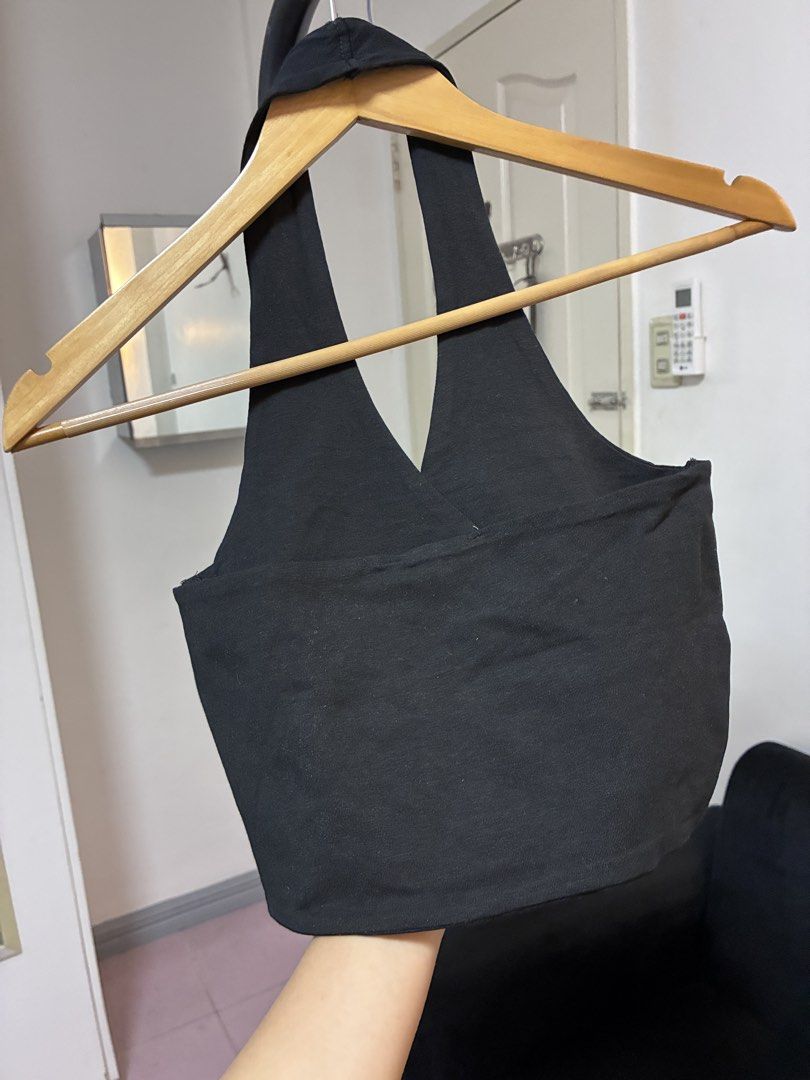 Halter crop top XS (Category: Sleeveless) located in Manila. Submitted by jdjdnxei (Listing ID 1469588611, Image 2). Description: bnew pa never worn XS.