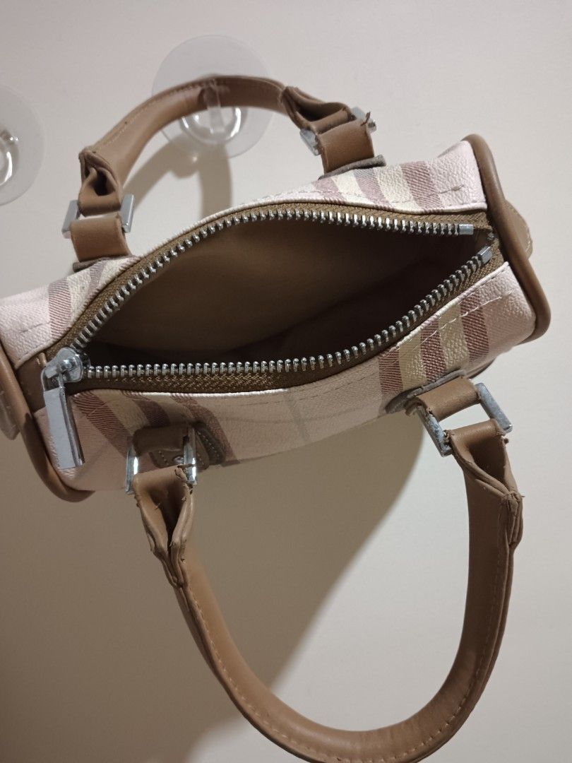 Hand Bag (Category: Luxury Bags & Wallets) located in Nasugbu. Submitted by littlered1019 (Listing ID 1469753335, Image 2). Description: .