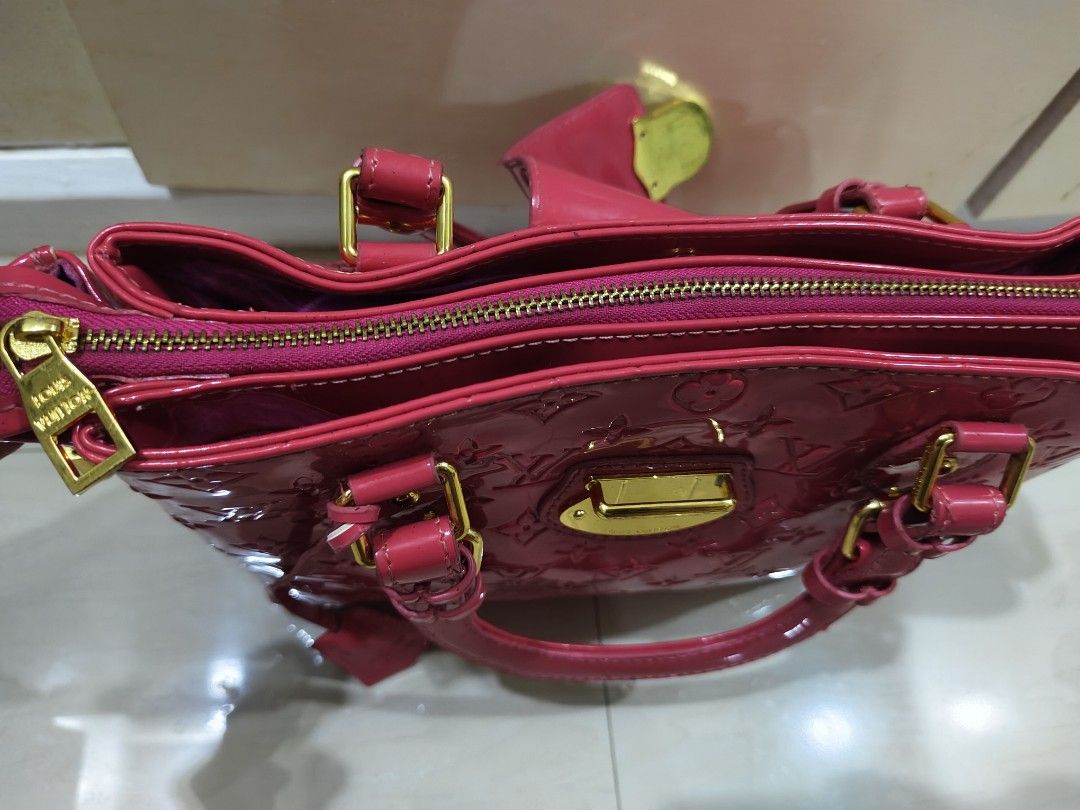 Handbag patent leather (Category: Tote Bags) located in Zamboanga. Submitted by ckealia (Listing ID 1469578082, Image 3). Description: good used condition handbag no code expect signs of used medium size patent leather.