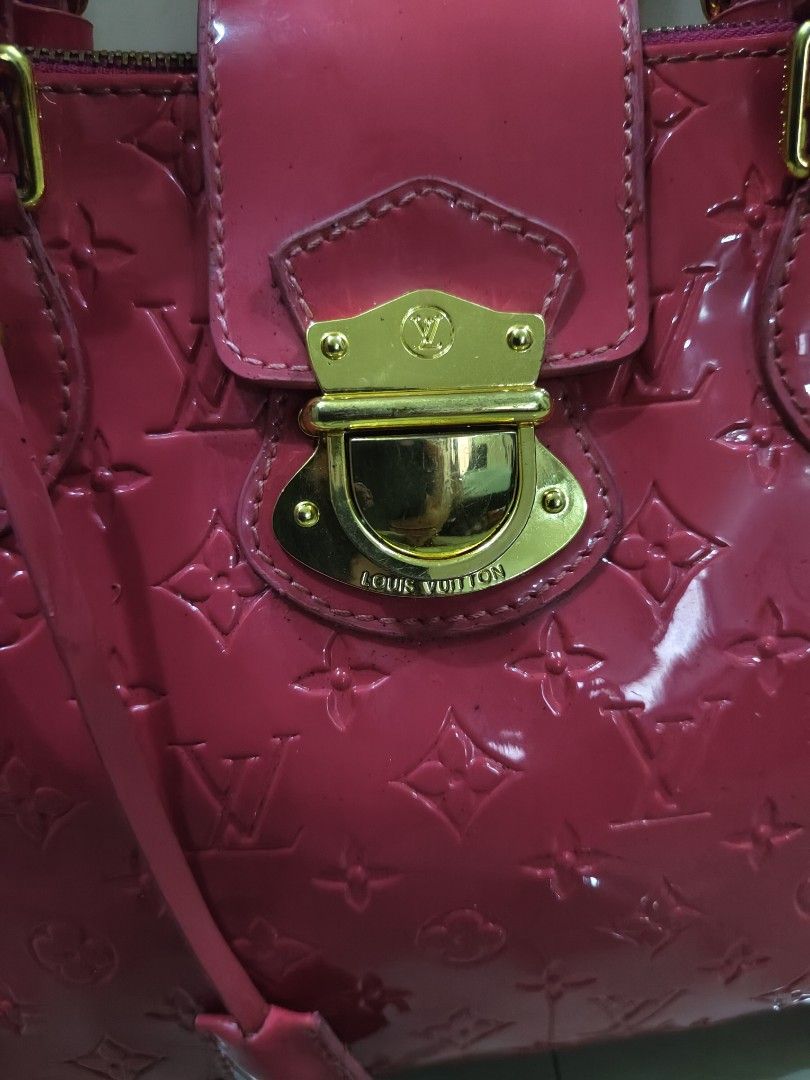 Handbag patent leather (Category: Tote Bags) located in Zamboanga. Submitted by ckealia (Listing ID 1469578082, Image 2). Description: good used condition handbag no code expect signs of used medium size patent leather.