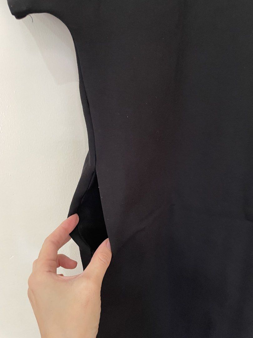 Harlan + Holden Shift Extend Black Dress (Category: Dresses) located in Mandaue City. Submitted by piacatrina08 (Listing ID 1469637273, Image 3). Description: - Fits XS-S - Design: Crew neck, short sleeves, knee length, and practical side pockets - thick fabric.