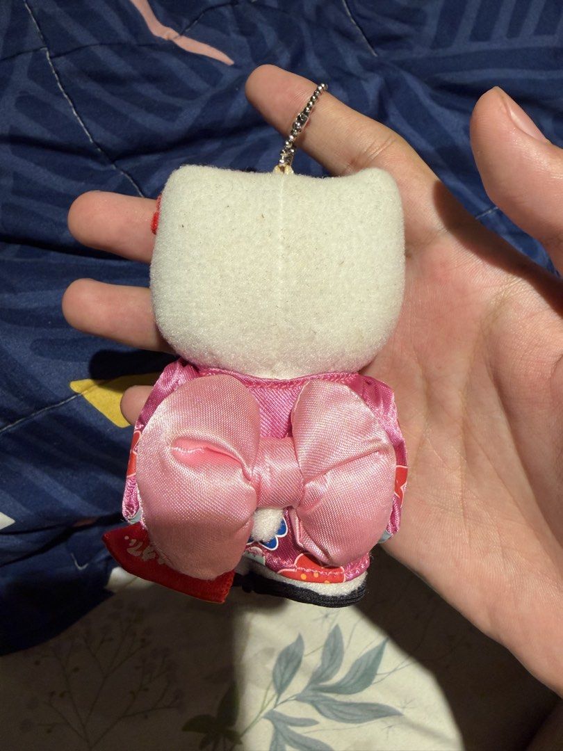 Hello Kitty Kimono Kibidango Plush Keychain (Category: Plushies & Soft Toys) located in Makati City. Submitted by squishycorner (Listing ID 1469713962, Image 2). Description: - Authentic Kitty plush keychain directly from Japan - Features a traditional pink kimono with a matching hair accessory - Large pink satin bow elegantly placed on the back - Holding a yellow kibidango snack with Japanese text detail - Equipped with a sturdy, shiny silver be