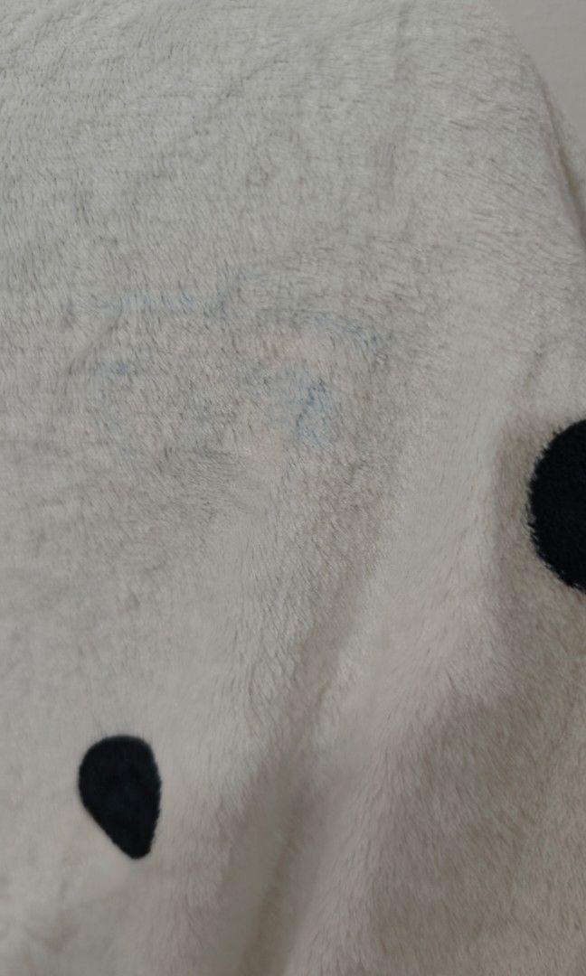 Hello Kitty Polka Fur Fleece Blanket - Queen (Category: Bedding & Towels) located in Mariveles. Submitted by hl.reyrfinds (Listing ID 1469698190, Image 2). Description: 🍀☘️🍀☘️🍀 ✨ WITH TAG Fur Fleece Blanket Soft Midweight, Glossy ‼️ washable dirt, blue stain Pay First. MOD: JnT.