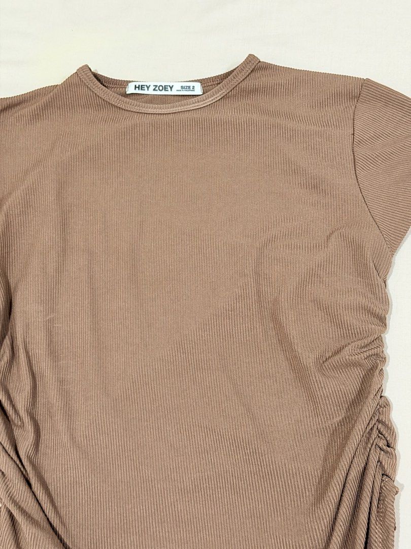 Hey Zoey Brown Ribbed Top Size 2 large (Category: Sleeveless) located in Paranaque City. Submitted by hannahking36 (Listing ID 1469585535, Image 2). Description: - Brand: Hey Zoey - Size: 2 - Color: Brown - Material: Stretchy ribbed knit fabric for a super comfortable fit - Design: Crew neck and short sleeves - Detail: Asymmetrical side ruching with a chic draped hemline.