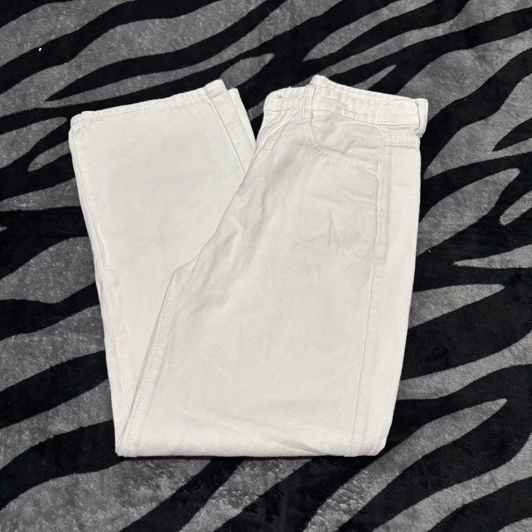 Highwaist White Pants (Category: Jeans) located in Caloocan City. Submitted by declutter.cal (Listing ID 1469612981, Image 2). Description: 24-25 Length: 36.