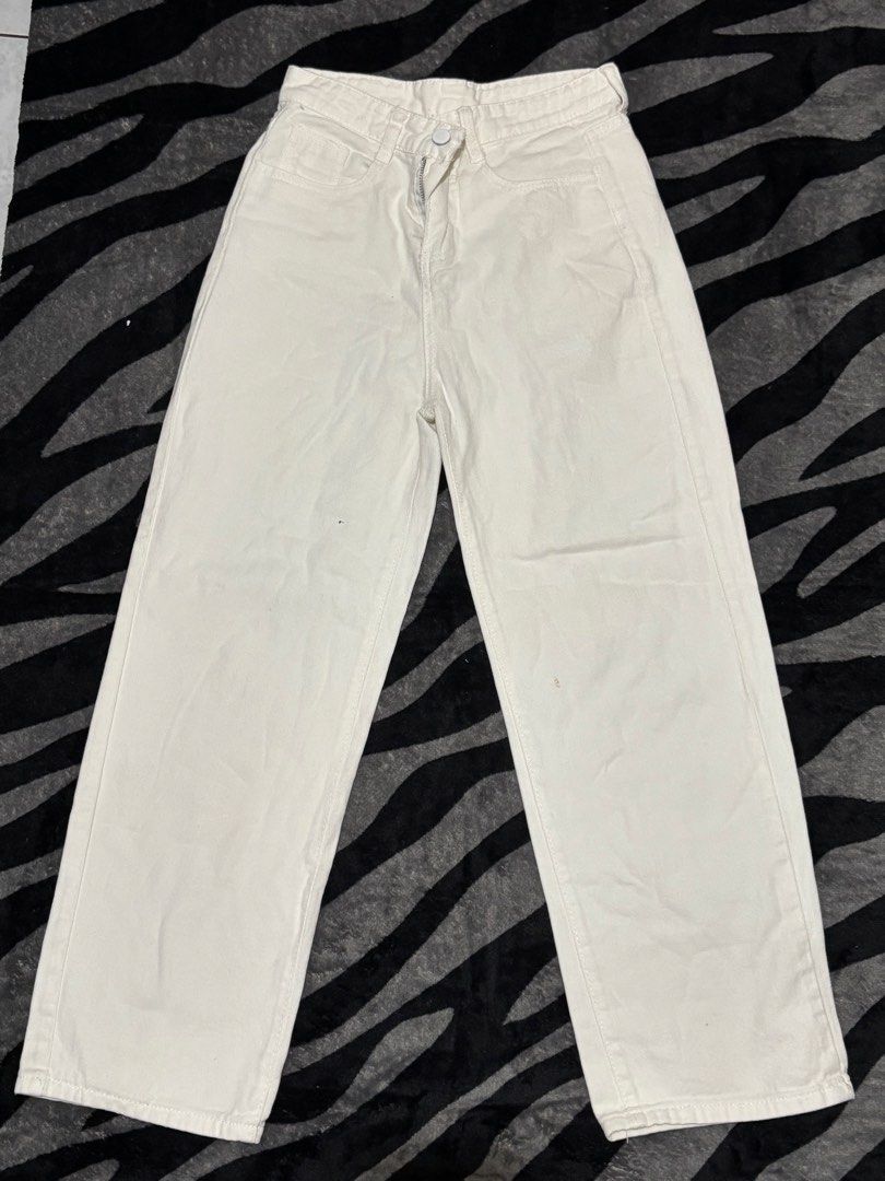 Highwaist White Pants (Category: Jeans) located in Caloocan City. Submitted by declutter.cal (Listing ID 1469612981, Image 3). Description: 24-25 Length: 36.