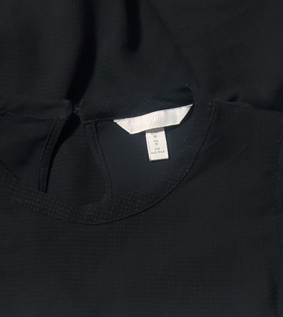 H&M (Category: Blouses) located in Davao. Submitted by sart0ria85 (Listing ID 1469683143, Image 3). Description: Dramatic puff shoulders, textured fabric, round neckline with back button closure. 100% POLYESTER MADE IN INDONESIA 🇮🇩 MEDIUM. Size 6 EXCELLENT CONDITION (96/100).
