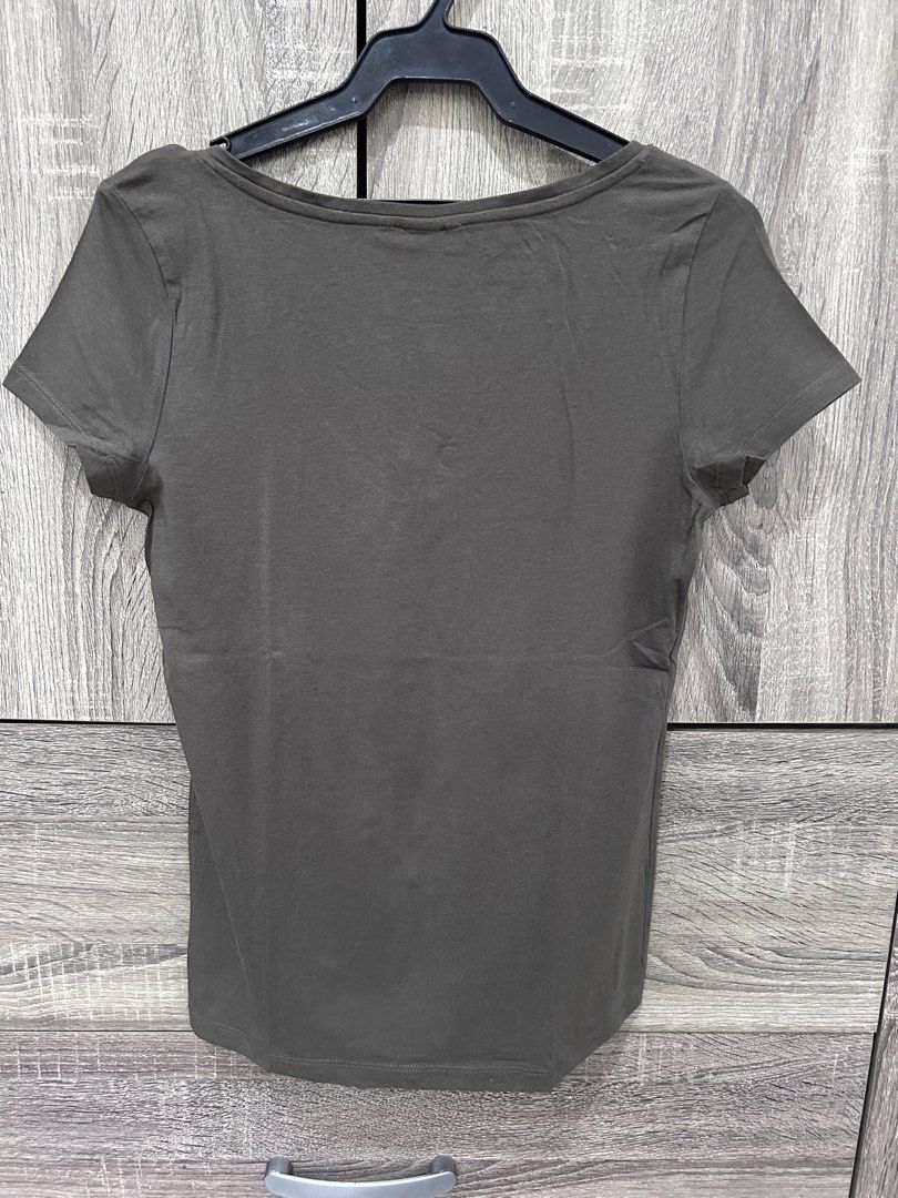 H&M Basic V-Neck Shirt (Category: Shirts) located in Cainta. Submitted by mimidiva (Listing ID 1469623330, Image 2). Description: H&M Basic V-Neck Shirt Color - Dark Olive Green Size - Large Cainta Location.
