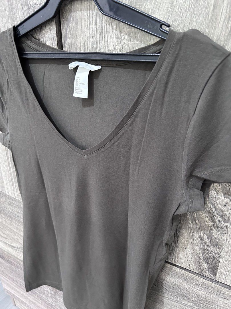 H&M Basic V-Neck Shirt (Category: Shirts) located in Cainta. Submitted by mimidiva (Listing ID 1469623330, Image 3). Description: H&M Basic V-Neck Shirt Color - Dark Olive Green Size - Large Cainta Location.