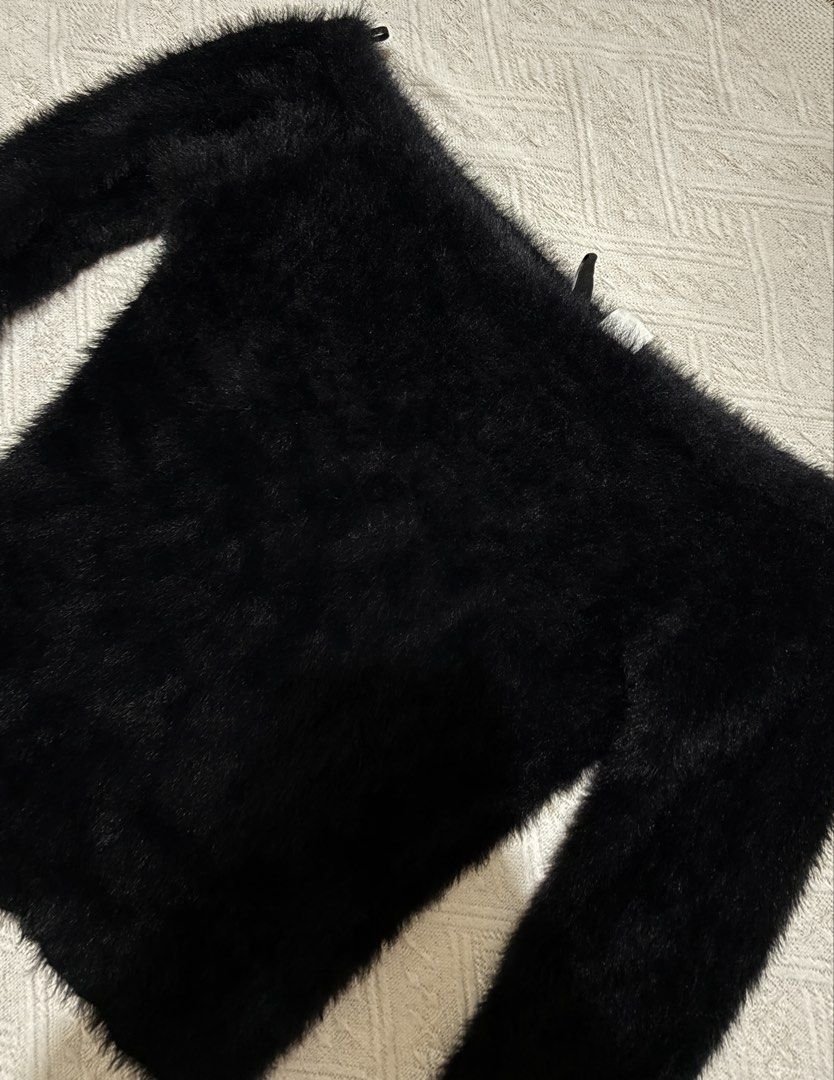 H&M Black Fur Off Shoulder Top (Category: Longsleeves) located in Caloocan City. Submitted by chleeo.lscn (Listing ID 1469695371, Image 2). Description: .