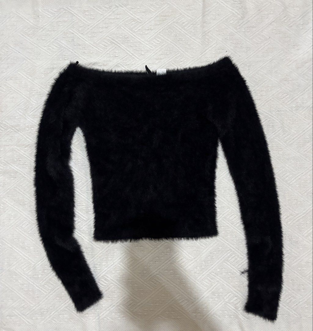H&M Black Fur Off Shoulder Top (Category: Longsleeves) located in Caloocan City. Submitted by chleeo.lscn (Listing ID 1469695371, Image 1). Description: .