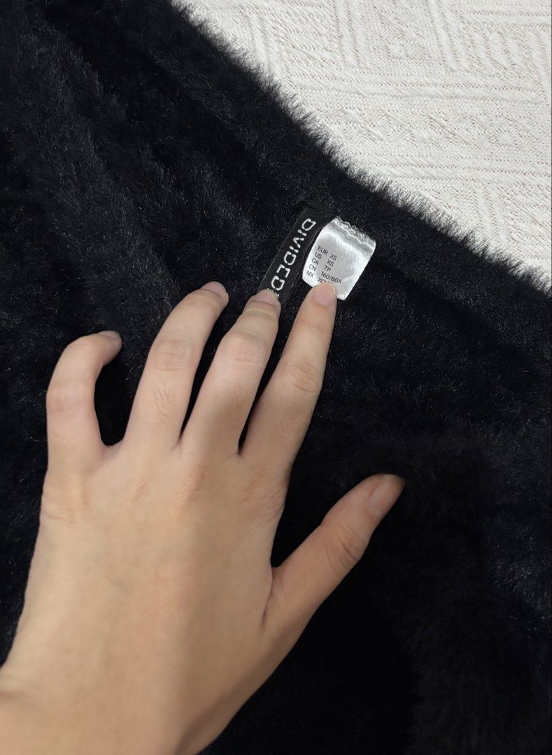 H&M Black Fur Off Shoulder Top (Category: Longsleeves) located in Caloocan City. Submitted by chleeo.lscn (Listing ID 1469695371, Image 3). Description: .