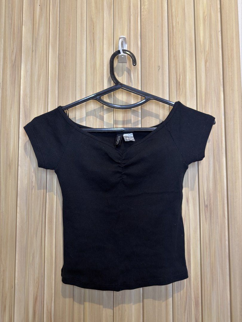 H&M Black Ribbed Crop Top (Category: Sleeveless) located in Manila. Submitted by kyelleanne (Listing ID 1469713686, Image 1). Description: - Brand: H&M - Color: Black - Style: Off-shoulder cropped top with gathered center - Fabric: Stretchy ribbed material - Fit: Form-fitting - Condition: Great for casual wear and easy to match with jeans or skirts.