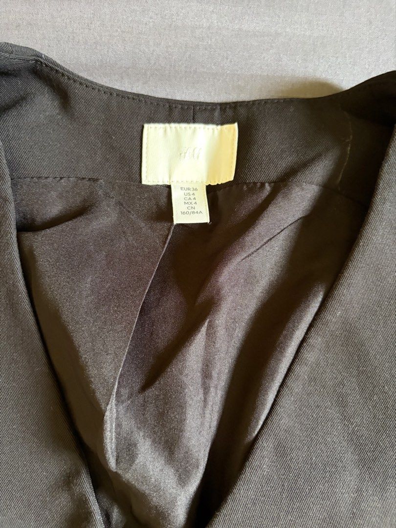 H&M Black Suit Vest (Category: Others Tops) located in Malabon City. Submitted by icooooooo (Listing ID 1469620443, Image 2). Description: - Brand: H&M - Item: Black suit vest / waistcoat - Size: EUR 36, US 4, 160/84A -Fit: Tailored, clean look - Condition: Worn a few times, great shape - Style: Ideal for office wear, smart casual, or layering.