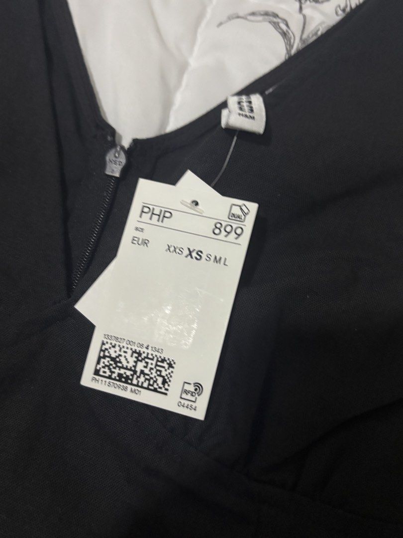 H&M Black V-Neck Top with Side Ties (Category: Blouses) located in Cainta. Submitted by thriftedbymimi_ (Listing ID 1469674590, Image 2). Description: - Brand: H&M - Brand new with original store tags attached - not my style bought at original price, selling for cheaper price is negotiable, bundle deals available. send a message MOP: Gcash/Maribank/Gotyme/Bank Transfer MOD: lalamove .