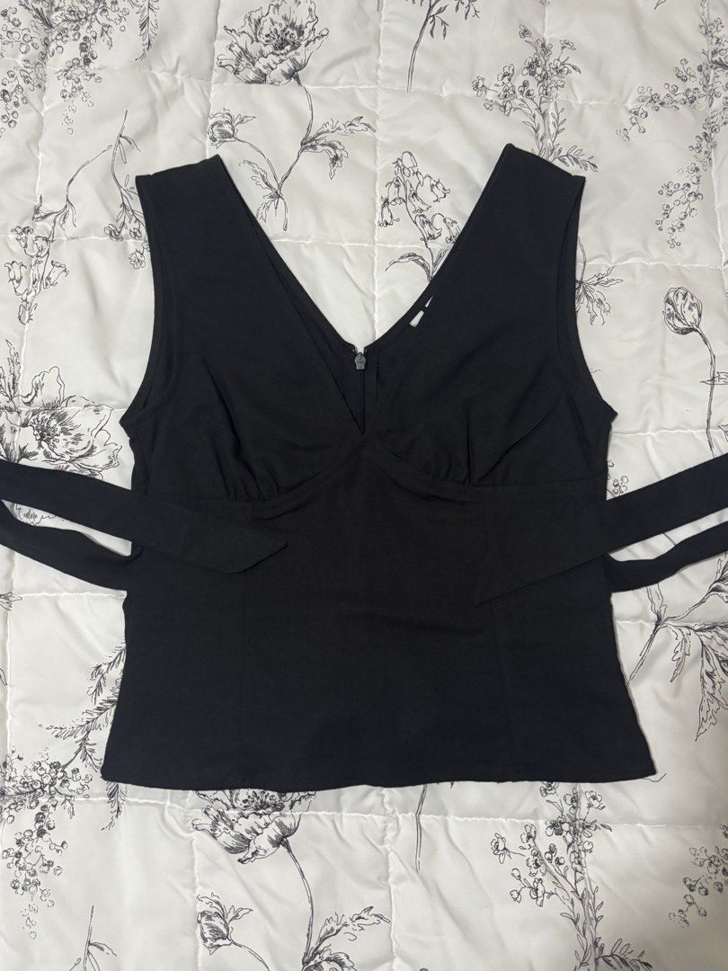 H&M Black V-Neck Top with Side Ties (Category: Blouses) located in Cainta. Submitted by thriftedbymimi_ (Listing ID 1469674590, Image 1). Description: - Brand: H&M - Brand new with original store tags attached - not my style bought at original price, selling for cheaper price is negotiable, bundle deals available. send a message MOP: Gcash/Maribank/Gotyme/Bank Transfer MOD: lalamove .