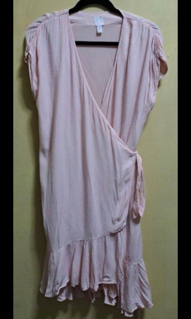 H&M Blush Pink Wrap Dress (Category: Dresses) located in Manila. Submitted by thrifter_lifestyle (Listing ID 1469617670, Image 1). Description: Brand: H&M Knee Length Scrunch style micro sleeves Full wrap around with long 'belt' to tie around the waist, can be ribboned (shown here on the side) Light material with pink lining inside Close up photo added to appreciate the textured fabric. 🌸🎀 See tag for material details. No issues 😀 RFS: worn on